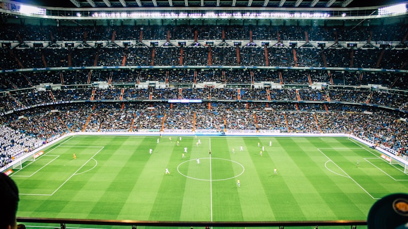 数据专家王博士用图表展示球队传球网络分析 - 屏幕布满数据可视化图形