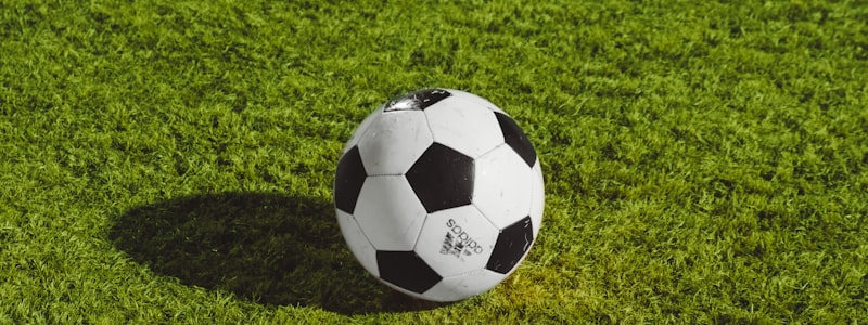 战术分析板展示3-2-5阵型球员站位动态示意图 - 彩色圆点与连线表示跑位